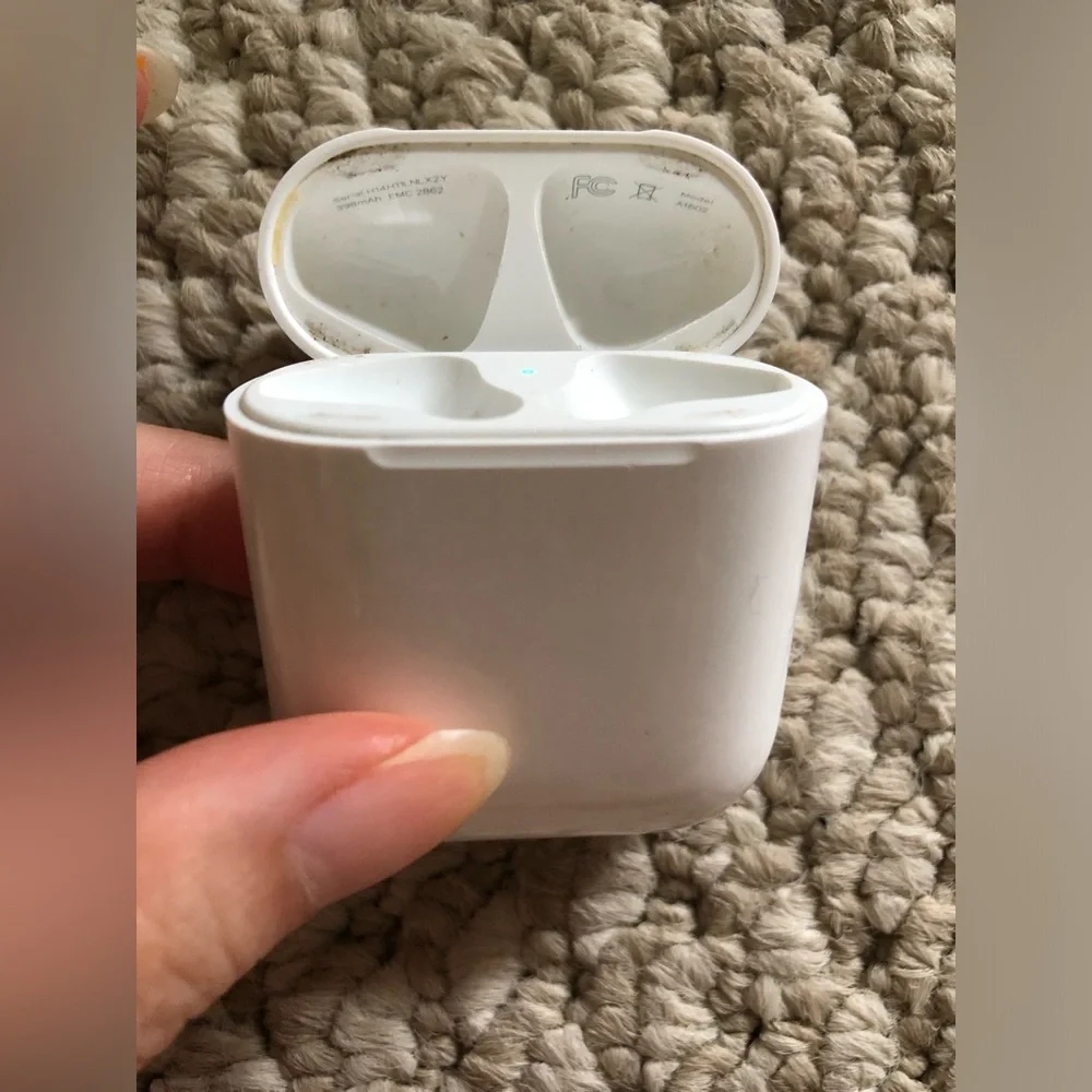 Apple Airpods 2nd Gen Authentic Replacement Charging Case A1602 & left airpod